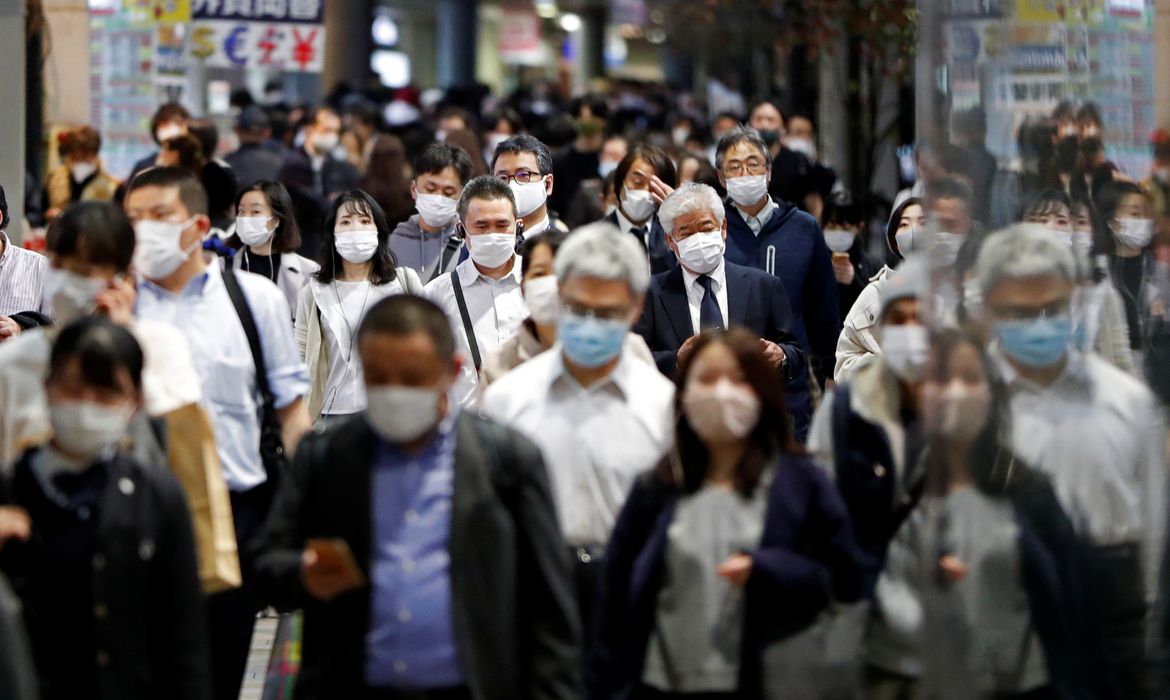 Pessoas usam máscaras de proteção durante pandemia de Covid-19 em Tóquio / transeuntes