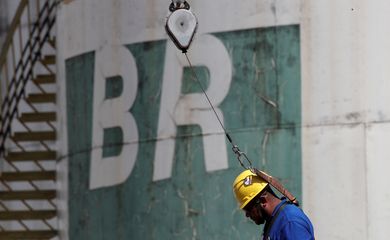 Um trabalhador fica perto de um tanque da empresa estatal de petróleo da Petrobras em Brasília
