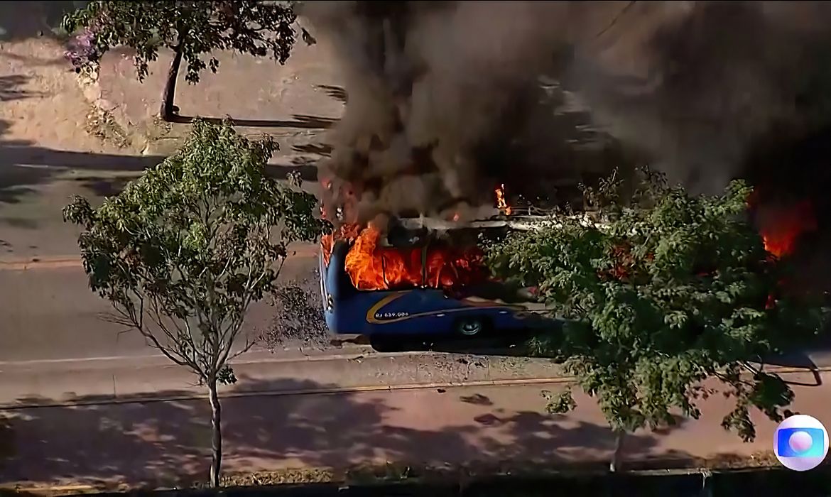 Rio de Janeiro 23/10/2023, Bandidos do Rio incendeiam pelo menos 35 ônibus após assassinato de chefe do crime no Brasil. Foto: Frame/TV Globo/Reuters