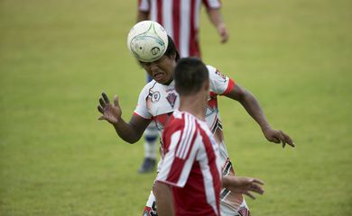 Palmas - Debaixo de chuva, indígenas do Paraguai jogam contra a etnia Gavião, do Brasil, num dos jogos mais disputados até agora no futebol (Marcelo Camargo/Agência Brasil)