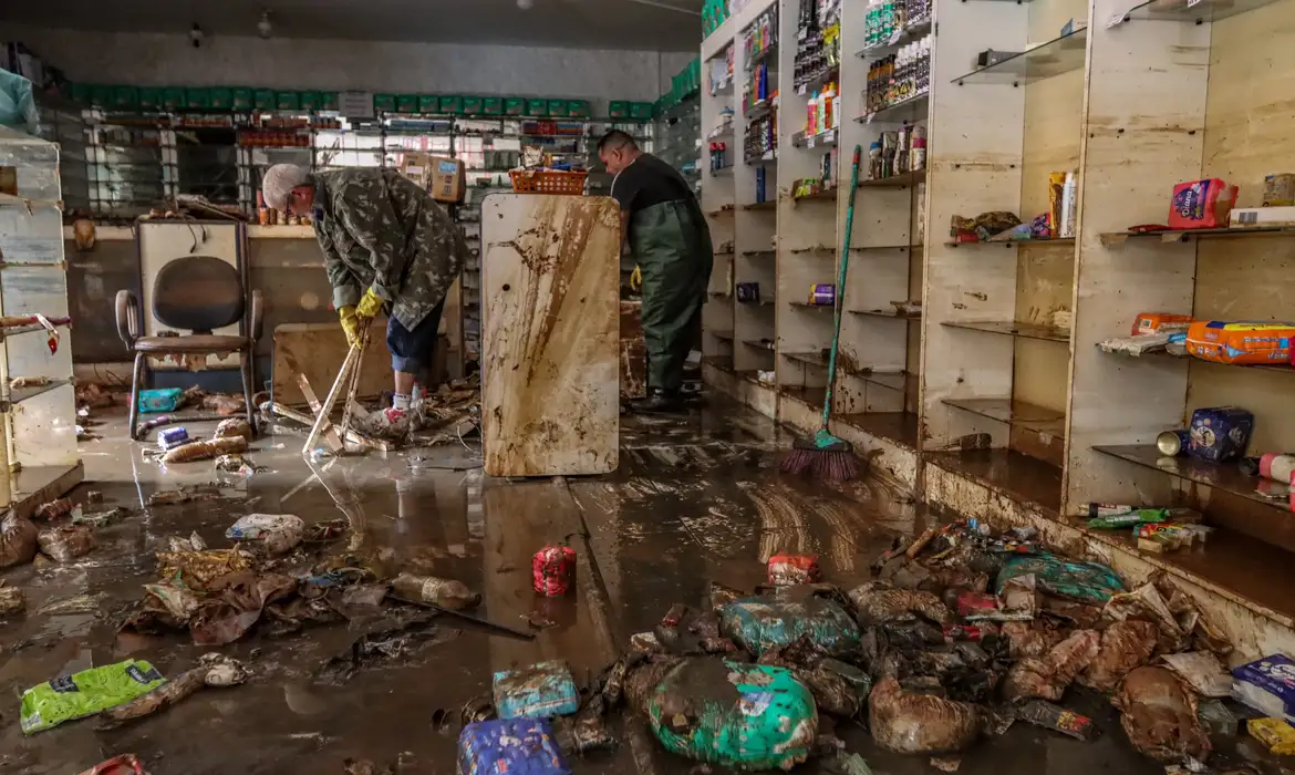 Los comerciantes de Porto Alegre llevan días limpiando las tiendas