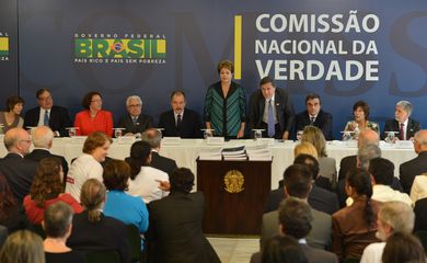Comissão Nacional da Verdade (CNV) entrega o relatório final dos trabalhos à presidenta Dilma Rousseff (Antonio Cruz/Agência Brasil)