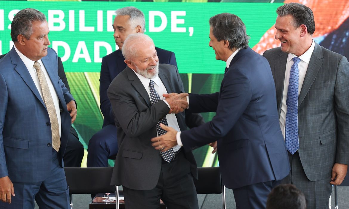Brasília (DF), 03/07/2024 - Presidente Luiz Inácio Lula da Silva e o ministro da Fazenda Fernande Haddad durante cerimônia de lançamento do Plano Safra 2024/2025. Foto: Valter Campanato/Agência Brasil