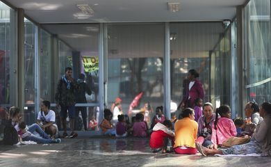 Brasília - Integrantes de movimentos sociais ocupam o Ministério da Fazenda em protesto contra as reformas Trabalhistas e da Previdência Social  (Marcelo Camargo/Agência Brasil)