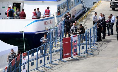 Segunda leva de refugiados vindos da Grécia chega ao porto turco de Dikili, em cumprimento ao acordo de repatriação de migrantes firmado entre União Europeia e Turquia