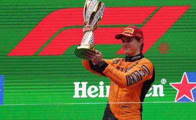 Formula One F1 - Chinese Grand Prix - Shanghai International Circuit, Shanghai, China - March 23, 2025
McLaren's Oscar Piastri celebrates with a trophy on the podium after winning the Chinese Grand Prix. REUTERS/Go Nakamura/ PROIBIDO REPRODUÇÃO