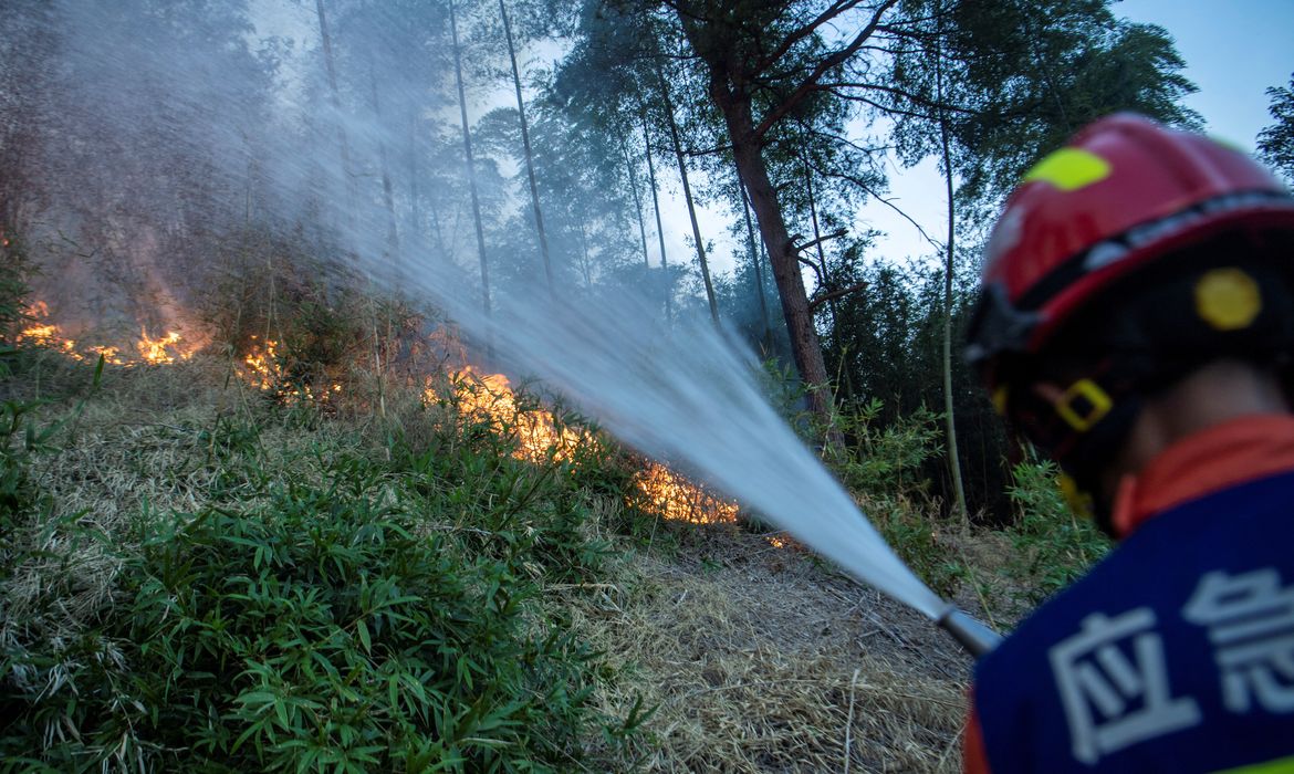 Bombeiro combate incêndio em Luzhou, Sichuan