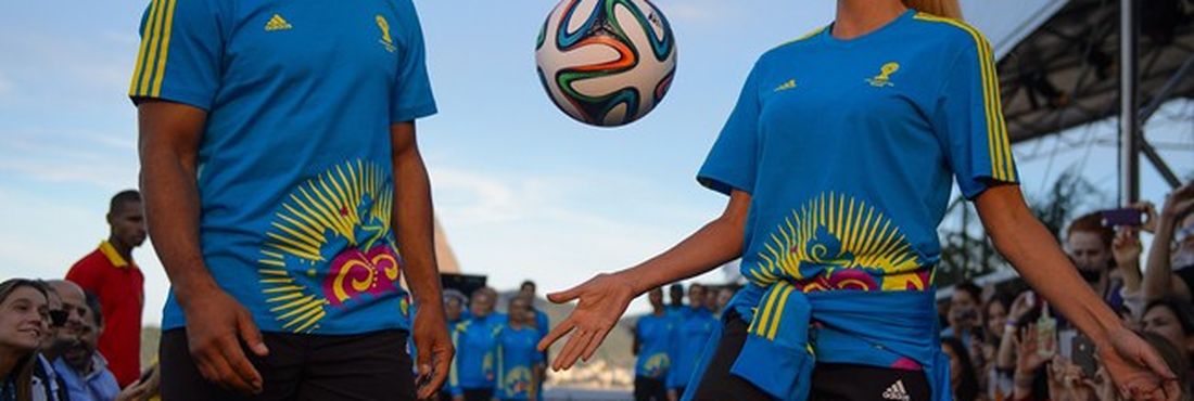 Cafu e Fernanda Lima com os uniformes dos voluntários da Copa 2014