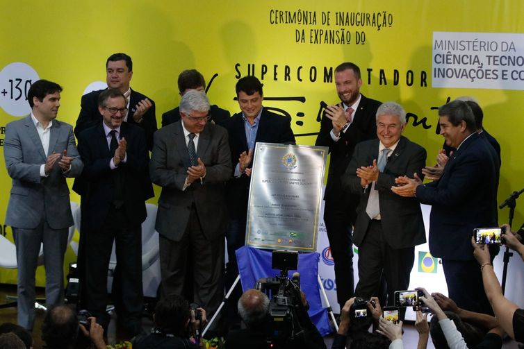 O ministro da Ciência, Tecnologia, Inovações e Comunicações, Marcos Pontes e autoridades descerram placa durante cerimônia de inauguração da expansão do supercomputador Santos Dumont, noLaboratório Nacional de Computação Científica (LNCC)