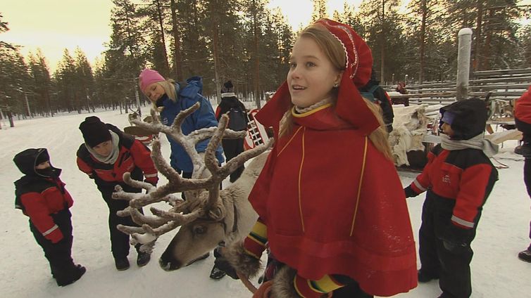 Rauna treina uma jovem rena do Papai Noel
