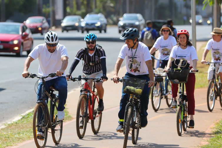 Brasília, DF 22/09/2023 Cicloativistas e servidores públicos pedalaram em um bonde de bicicleta saindo da Rodoviária do Plano Piloto com destino à Câmara Legislativa do Distrito Federal pelo Dia Mundial sem Carro (CLDF). Foto: Fabio Rodrigues-Pozzebom/Agência Brasil