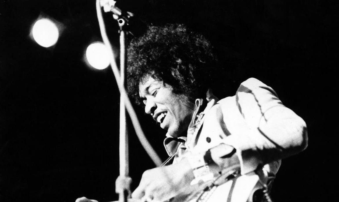 Jimi Hendrix em um solo de guitarra