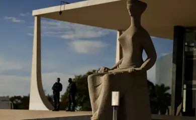 Brasília (DF), 02/09/2025 - Estátua da Justiça em frente ao STF. O STF inicia o julgamento de Bolsonaro e de mais sete réus da trama golpista. Foto: Fabio Rodrigues-Pozzebom/Agência Brasil