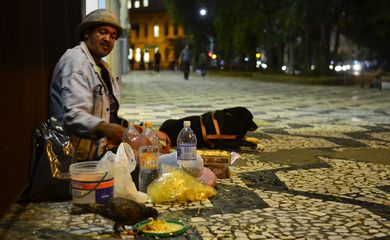 São Paulo - Morador em Situação de rua, Ivanildo Azevedo da Silva sobrevive em meio a Avenida São João (Rovena Rosa/Agência Brasil)