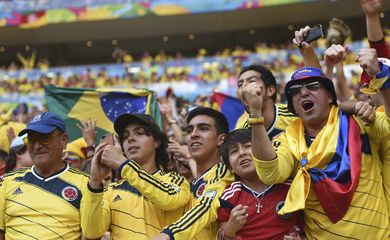  Torcedores fazem a festa antes do jogo entre Colômbia e Costa do Marfim no Estádio Nacional de Brasília - Mané Garrincha (Marcello Casal Jr/Agência Brasil)
