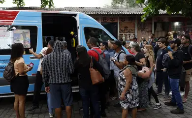 Rio de Janeiro (RJ), 28/10/2025 - Durante operação policia contra o Comando Vermelho, filas nos pontos de ônibus e vans de transporte complementar na região da Central do Brasil, com trabalhadores sendo liberados mais cedo pela situação de violência. Foto: Fernando Frazão/Agência Brasil