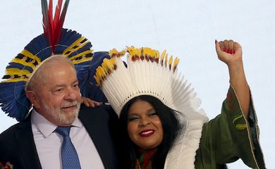O presidente Luiz Inácio Lula da Silva, participa da cerimônia de posse da ministra dos Povos Indígenas, Sonia Guajajara.