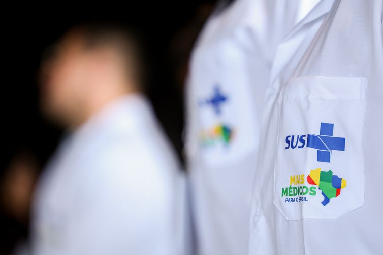 Brasília (DF), 17/03/2025 - Detalhe do uniforma de um médico durante anúncio do ministro da Saúde Alexandre Padilha sobre a expansão do programa mais médicos com a oferta de novas vagas no primeiro edital de 2025.
Foto: Marcelo Camargo/Agência Brasil