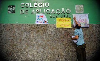 Pais de alunos do Colégio de Aplicação da Universidade Federal do Rio de Janeiro protestam contra o adiamento do início das aulas da escola devido à falta de limpeza em suas dependências (Tânia Rêgo/Agência Brasil)