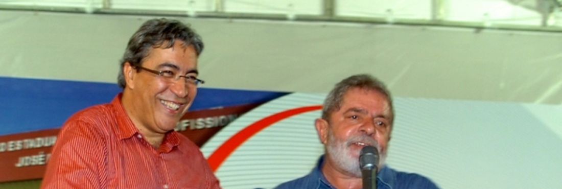 O ex-presidente Lula e o governador de Sergipe, Marcelo Déda em 2009, na entrega do Centro de Educação Profissional em Aracaju/SE