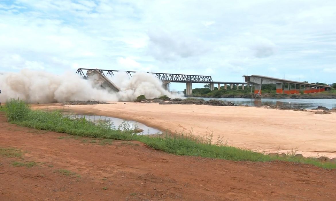 Tocantins 02/02/2025 As plataformas que restaram da ponte Juscelino Kubitschek de Oliveira, na BR-226, entre Estreito (MA) e Aguiarnópolis (TO), foram implodidas na tarde deste domingo (2). Foto PRF