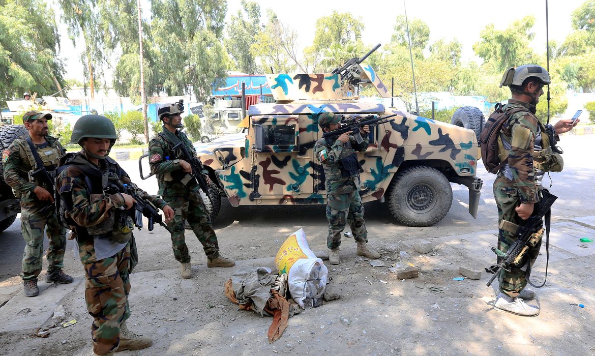 .Forças afegãs cercam prisão invadida pelo EI 