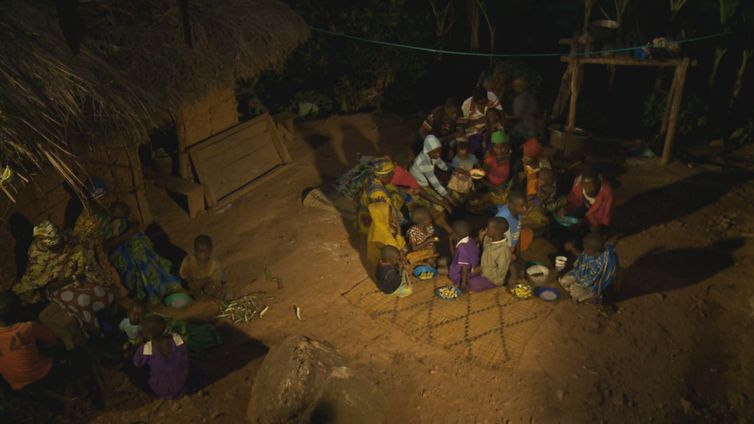 Mackline vive com sua família na selva de Uganda, na África