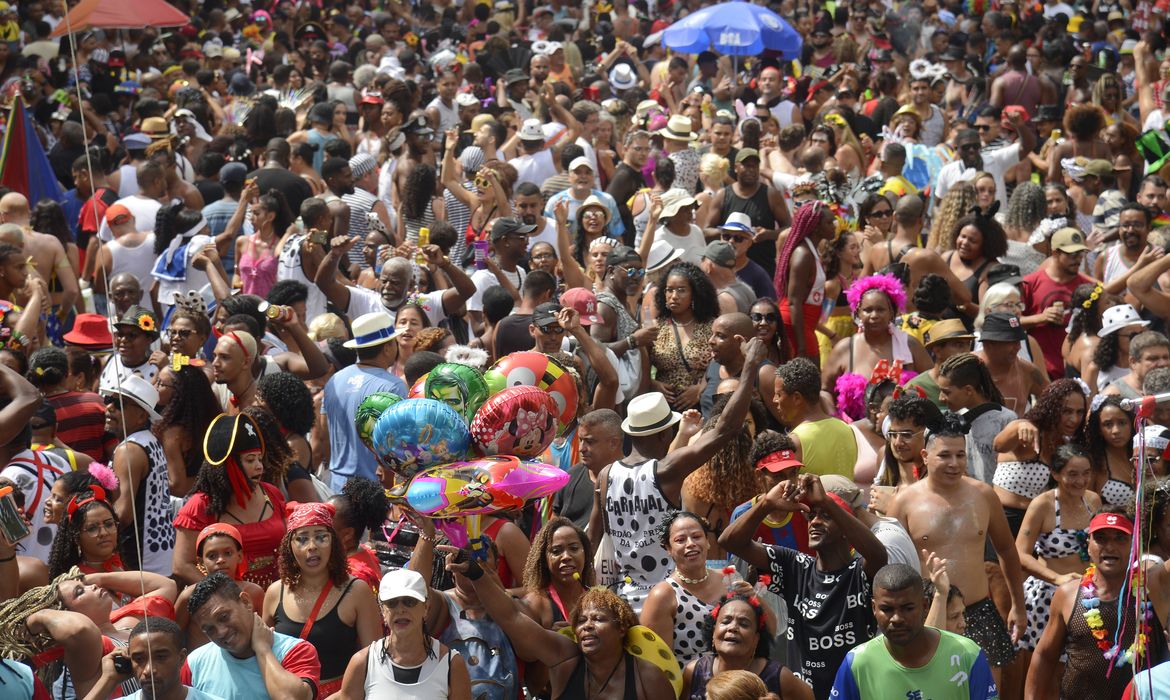 Rio de Janeiro (RJ), 18/02/2023 – Bloco Cordão da Bola Preta desfila pelas ruas do centro da cidade no primeiro dia oficial do Carnaval 2023. Foto Tomaz Silva/Agência Brasil