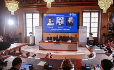 Academy of Sciences permanent secretary Hans Ellegren, Jakob Svensson and Jan Teorell, of the Nobel Assembly at the Swedish Riksbank announce the Swedish Riksbank's prize in economic science in memory of Alfred Nobel 2024, which goes to Daron Acemoglu, Simon Johnson and James A. Robinson, during a press meeting at the Royal Swedish Academy of Sciences in Stockholm, Sweden, October 14, 2024. REUTERS/Tom Little