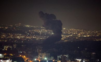 Smoke billows over Beirut southern suburbs after a strike, amid the ongoing hostilities between Hezbollah and Israeli forces, as seen from Sin El Fil, Lebanon October 8, 2024. Reuters/Amr Abdallah Dalsh/Proibida reprodução