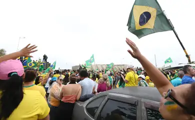 Manifestantes se reúnem em frente ao QG do Exército em Brasília