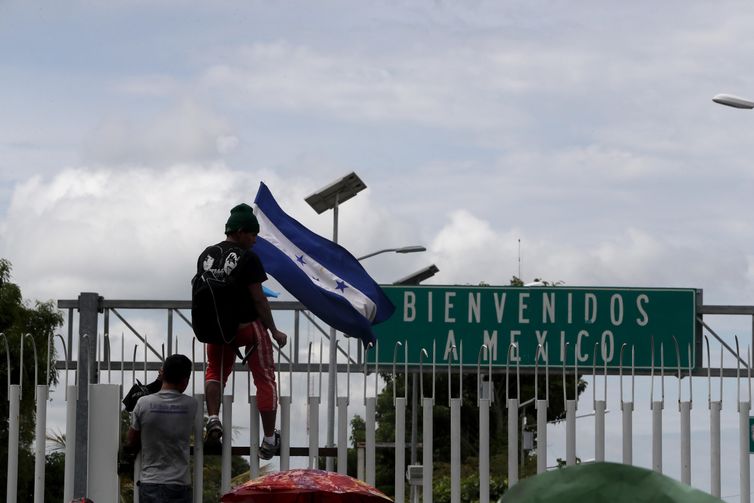Hondurenhos cruzam a fronteira com o México, a partir da cidade de Tecún Umán, na Guatemala. Eles seguem rumo aos Estados Unidos