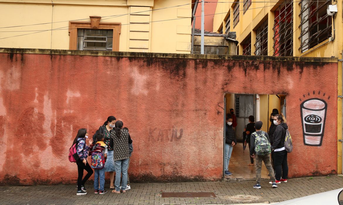 Volta às aulas presenciais obrigatórias na Escola Estadual Doutora Maria Augusta Saraiva, em Bela Vista.