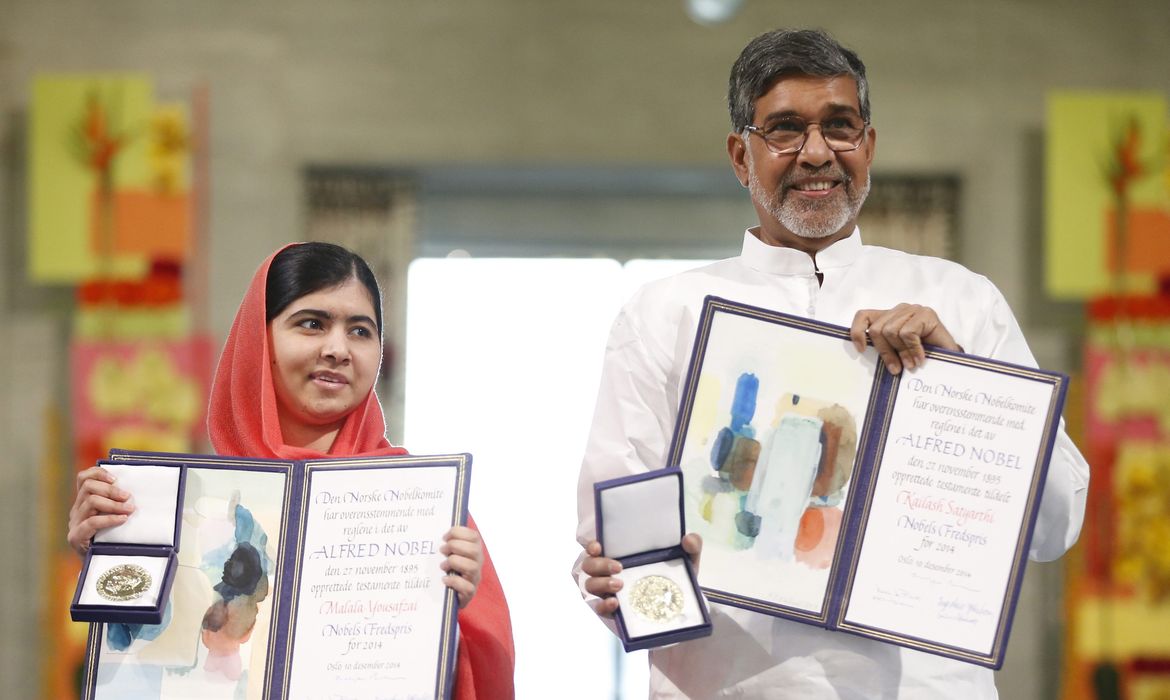 A adolescente paquistanesa Malala Yousafzai e o ativista indiano Kailash Satyarthi recebem o Prêmio Nobel da Paz