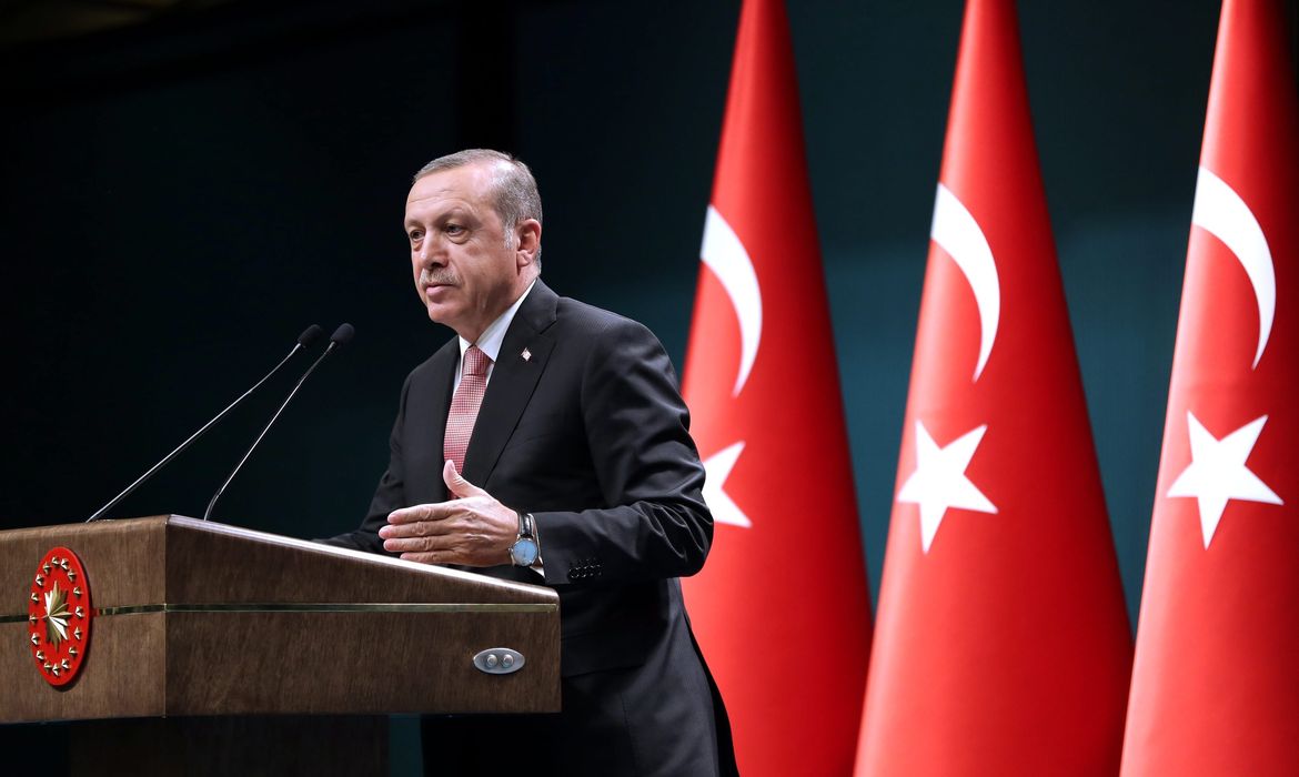 O presidente da Turquia, Taryyp Recep Erdogan, anuncia estado de emergência no país