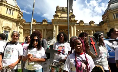 Rio de Janeiro (RJ), 17/08/2023 - O movimento de familiares de vítimas de violência policial do estado do Rio de Janeiro faz ato, em frente ao Palácio Guanabara, para protestar contra as operações letais que ocasionaram mais de 100 vítimas no ano de 2023, nas favelas e periferias do Rio. Foto:Tânia Rêgo/Agência Brasil