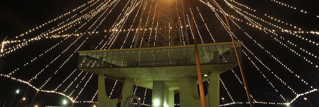 A Torre de TV, em Brasília, recebe luzes e enfeites para o Natal