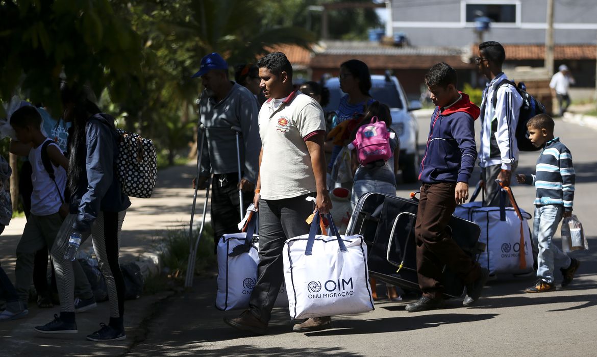 Grupo de 46 migrantes venezuelanos chegam a Brasília