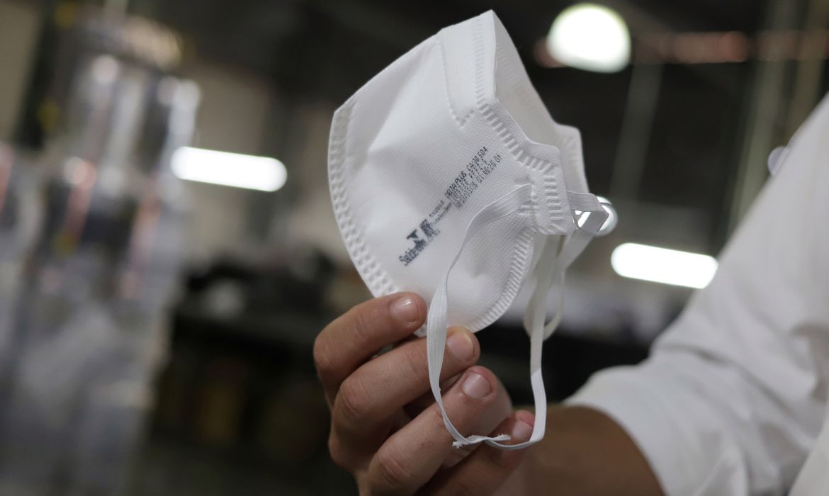 Um homem segura uma máscara de respirador PFF2 na fábrica da Delta Plus em Socorro, estado de São Paulo, Brasil, 3 de março de 2020. Foto tirada em 3 de março de 2020. REUTERS / Rahel Patrasso