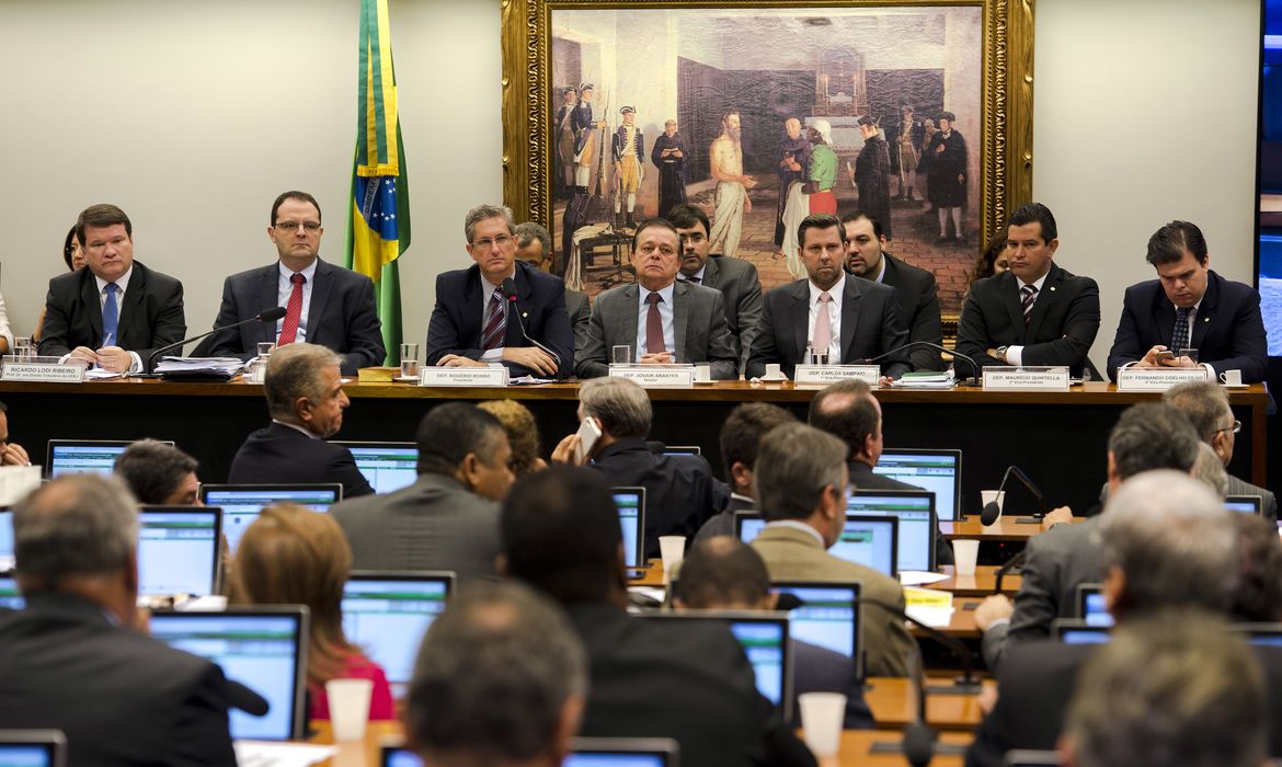 Brasília - O  ministro da Fazenda, Nelson Barbosa, e o professor de Direito Tributário da Universidade do Estado do Rio de Janeiro Ricardo Lodi, apresentam defesa da presidenta Dilma Rousseff durante reunião da Comissão Especial do