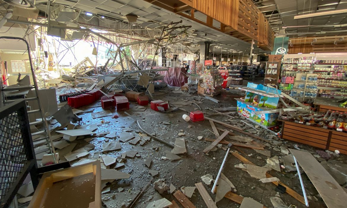 Vista de um supermercado localizado dentro de um shopping danificado por um ataque russo com míssil em Kharkiv, na Ucrânia