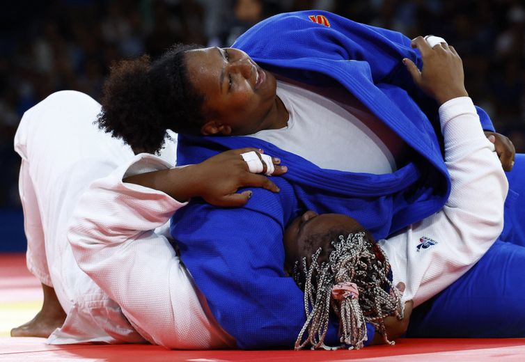 Paris 2024 Olympics - Judo - Women +78 kg Semifinal of Table A - Champ-de-Mars Arena, Paris, France - August 02, 2024. Romane Dicko of France in action against Beatriz Souza of Brazil. REUTERS/Kim Kyung-Hoon