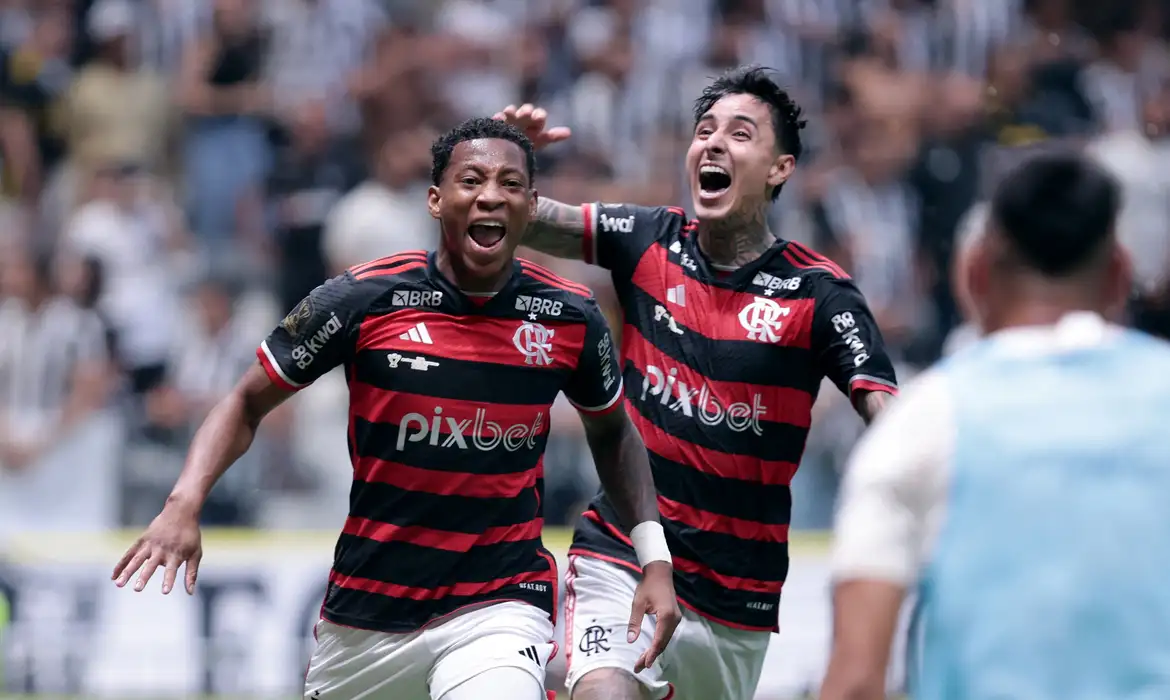 REUTERS/Cris Mattos/Proibida reprodução Soccer Football - Copa do Brasil - Final - Second Leg - Atletico Mineiro v Flamengo - Arena MRV, Belo Horizonte, Brazil - November 10, 2024 Flamengo's Gonzalo Plata celebrates scoring their first goal with Erick Pulgar REUTERS/Cris Mattos