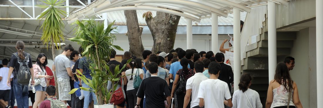 Estudantes chegam para o primeiro dia de provas do Exame Nacional do Ensino Médio (Enem), marcada para as 13h (horário de Brasília). Ao todo, a avaliação será aplicada em 1,6 mil municípios brasileiros