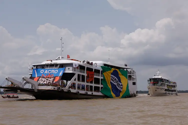Belém (PA), 12/11/2025 - Barqueata da Cúpula dos Povos, liderada pela 