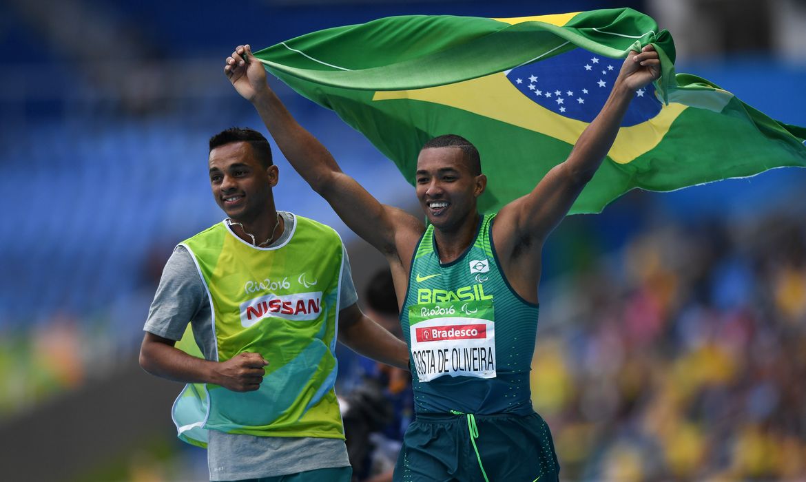 Rio de Janeiro - Ricardo Costa Oliveira comemora a conquista da medalha de ouro no salto a distância T11. Primeira medalha de ouro do Brasil nas Paralimpíadas Rio 2016 (Tânia Rêgo/Agência Brasil)
