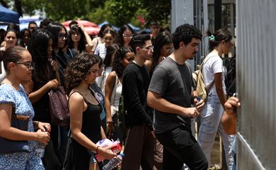 Brasília (DF), 16/11/2025 - Candidatos comparecem a local de prova para realização do segundo dia do Exame Nacional do Ensino Médio (Enem) 2025. Foto: Marcelo Camargo/Agência Brasil