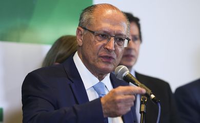 O vice-presidente eleito e coordenador-geral da equipe de transição, Geraldo Alckmin, fala à imprensa na sede da Gabinete de Transição de Governo, no CCBB, em Brasília.