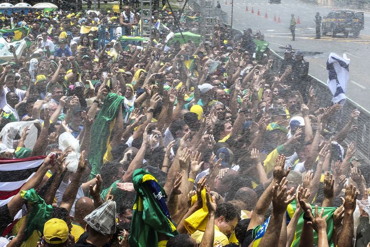 Público acompanha a posse de Bolsonaro na Praça dos Três Poderes.