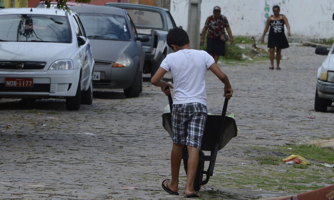 Natal - Aos 12 anos, Natan falta à escola todas as segundas-feiras para trabalhar como carregador em uma feira da cidade (Valter Campanato/Agência Brasil)